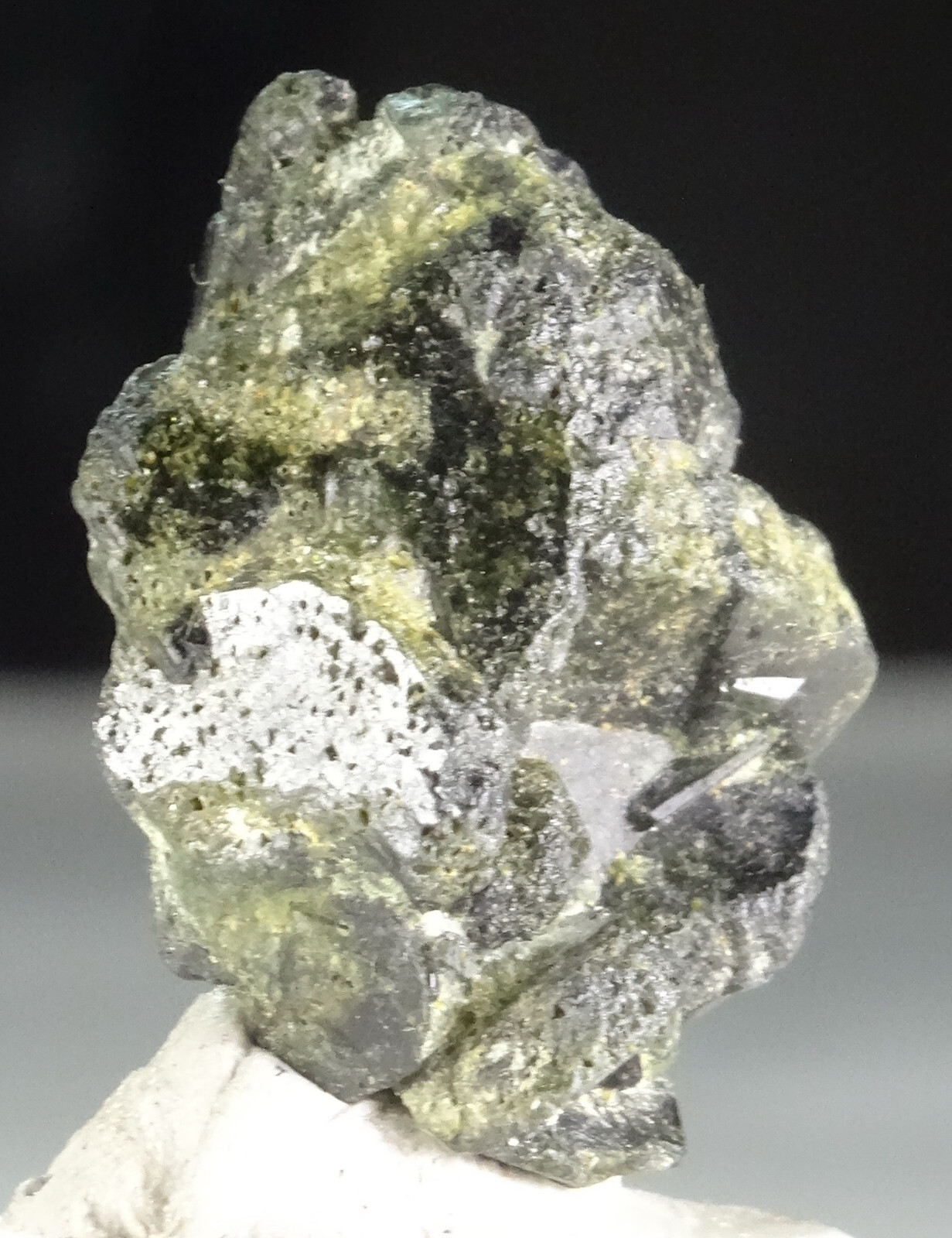 30 CARATS EPIDOTE CRYSTALS CLUSTER PAKISTAN, (VG-30)