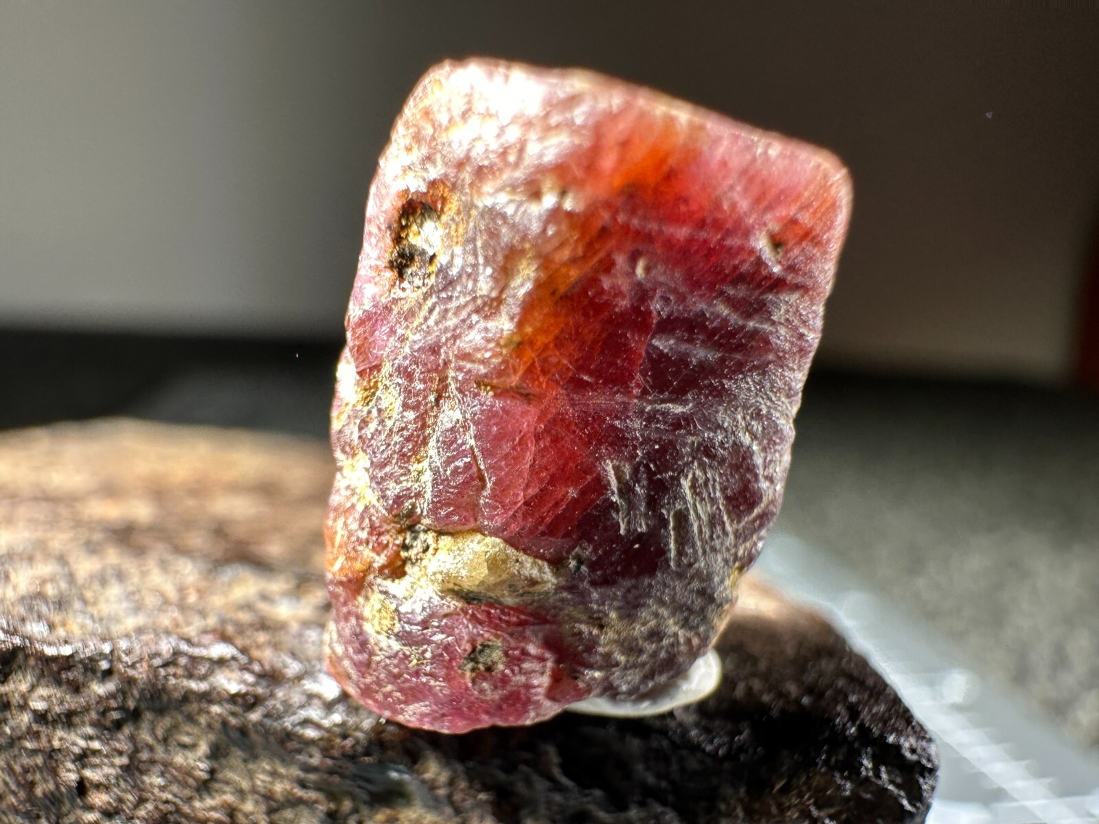 ➤ 20 Ct Thumbnail Fluorescent Red RUBY CRYSTAL – North Carolina VIDEO➤385