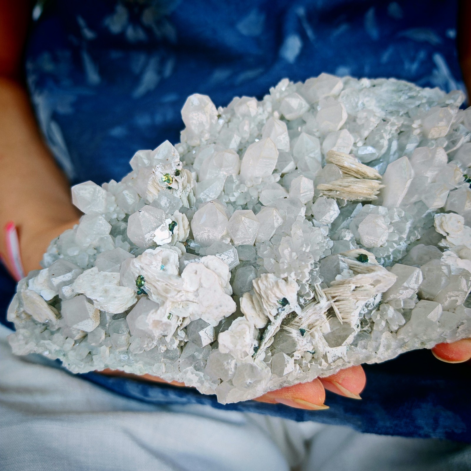 2.42LB Natural mineral standard crystal 1.1kg