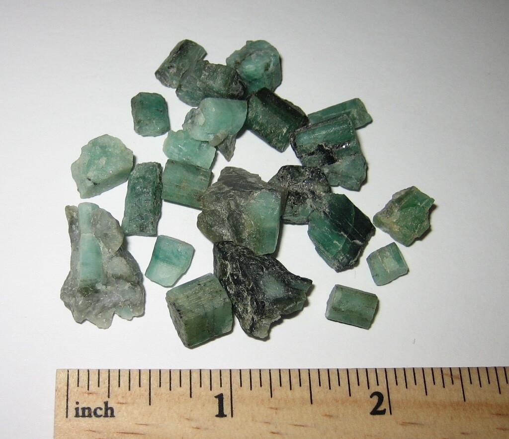 22 BEAUTIFUL NATURAL 0.2″- 0.5″ EMERALD GREEN BERYL CRYSTALS BRAZIL 22.4grams *A