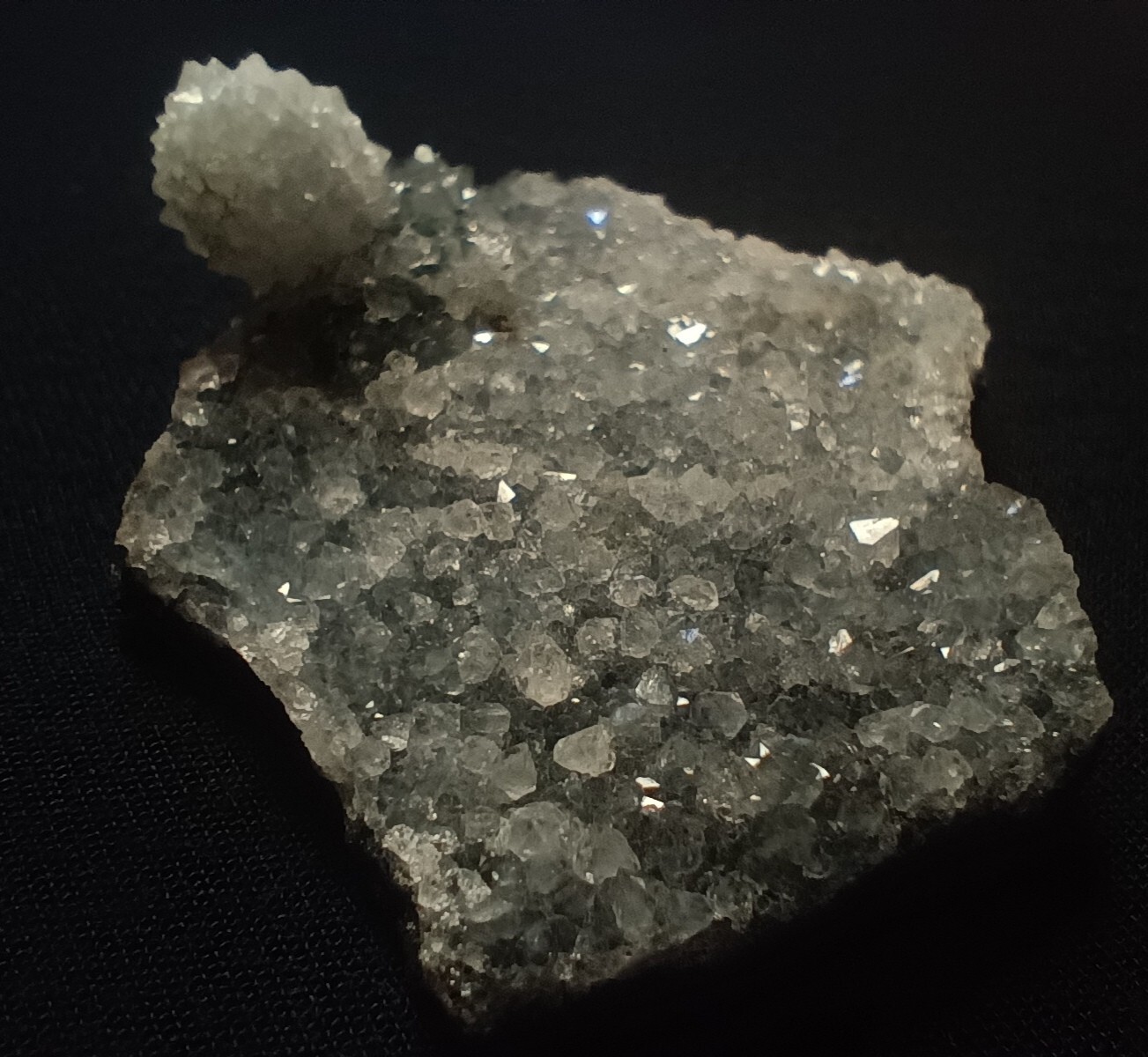 BLUE QUARTZ ONLINE IN INDIA WITH WHITE CALCITE SHINNING CUBIC STRUCTURE