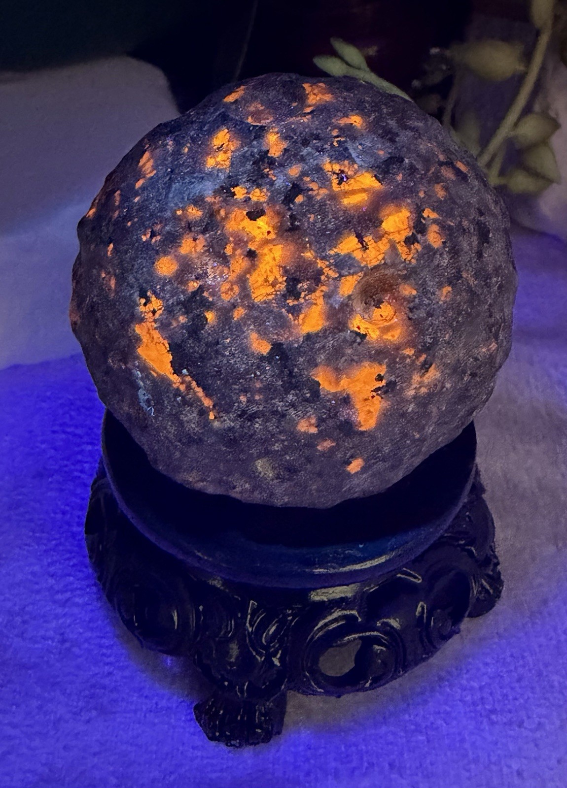 Crystal 50mm UV Reactive Yooperlite Planet Moon Flame Globe Sphere Ball & Stand
