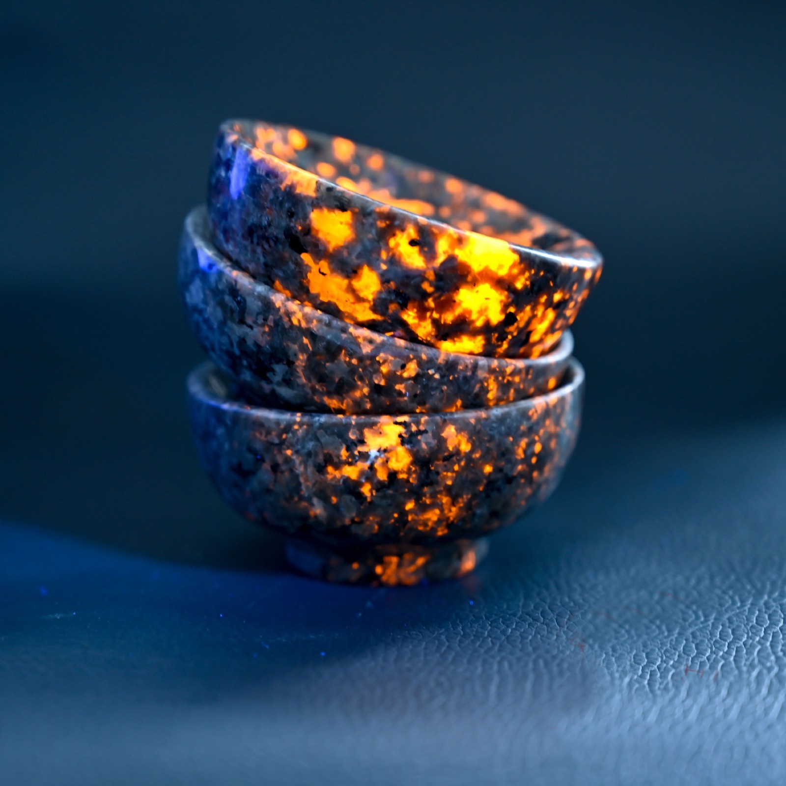 Glowing Yooperlite Crystal Bowl UV Reactive Charging Healing Cleansing Dish Gift