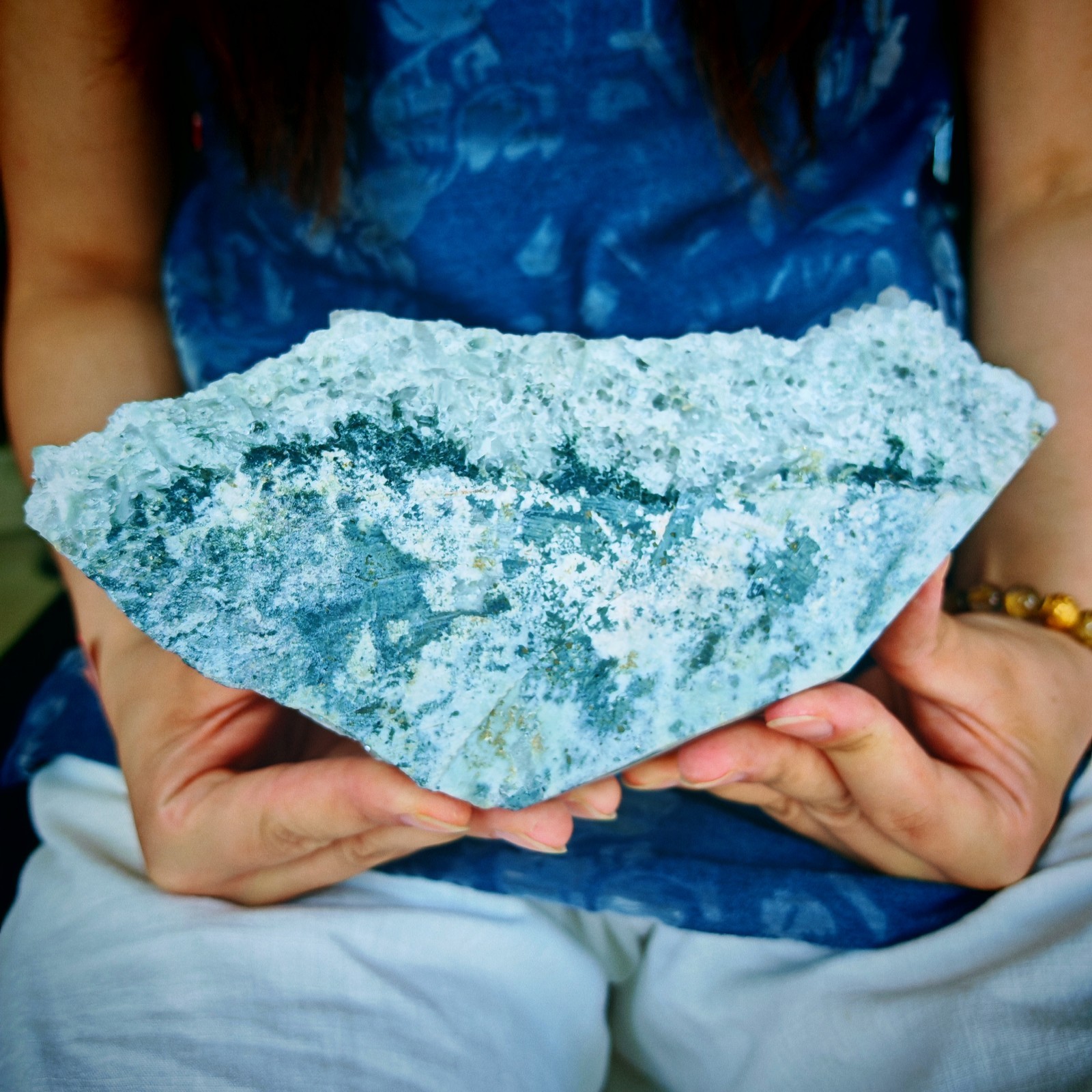 2.42LB Natural mineral standard crystal 1.1kg