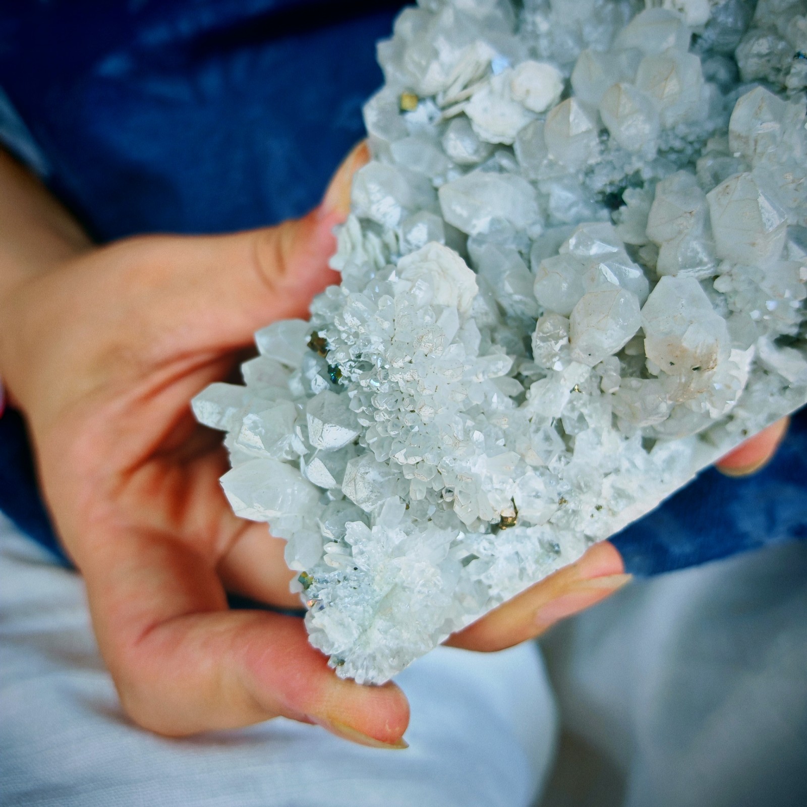 2.42LB Natural mineral standard crystal 1.1kg