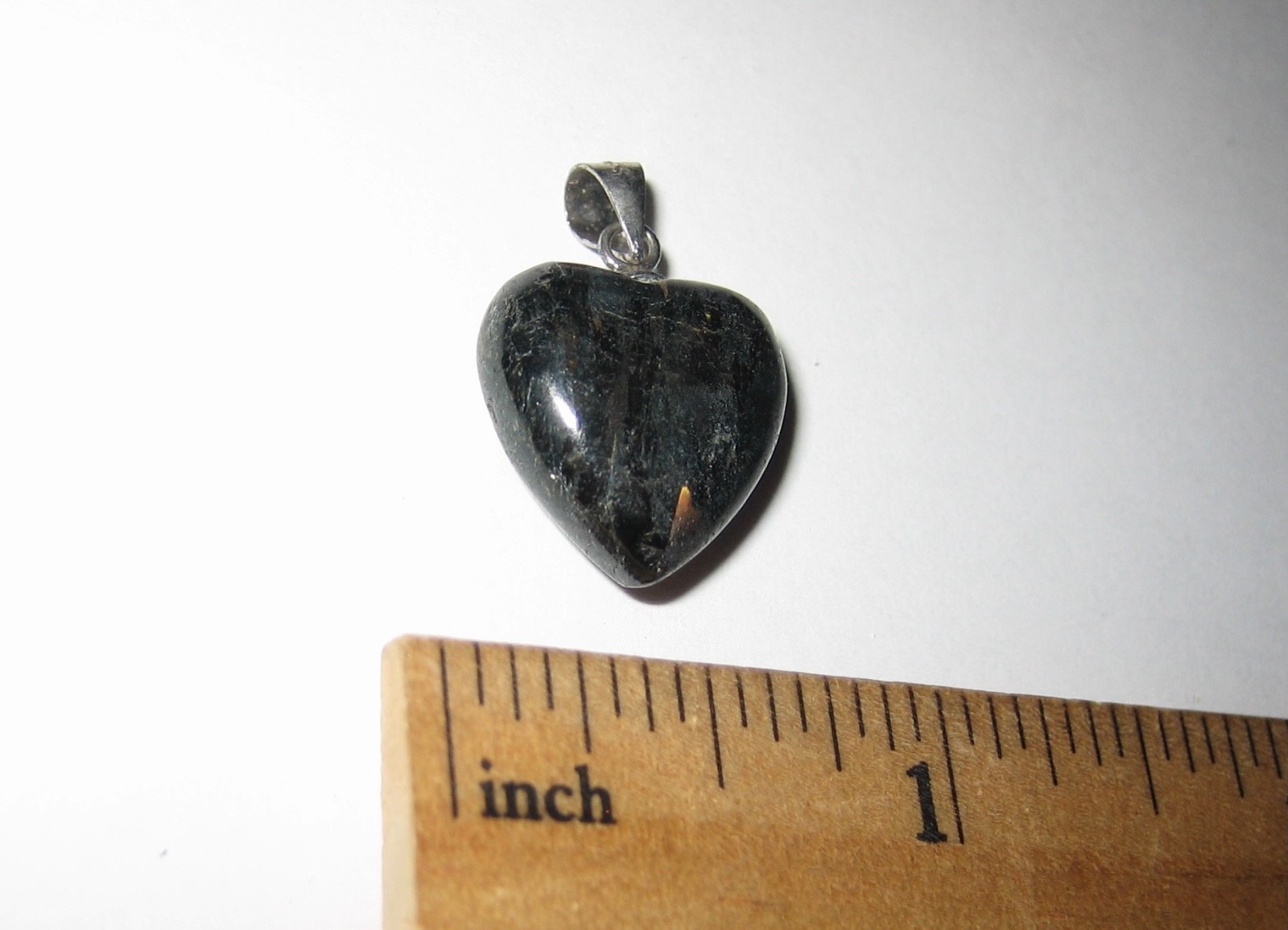 15mm RARE! POLISHED NATURAL AUTHENTIC NUUMMITE STONE HEART PENDANT GREENLAND *3