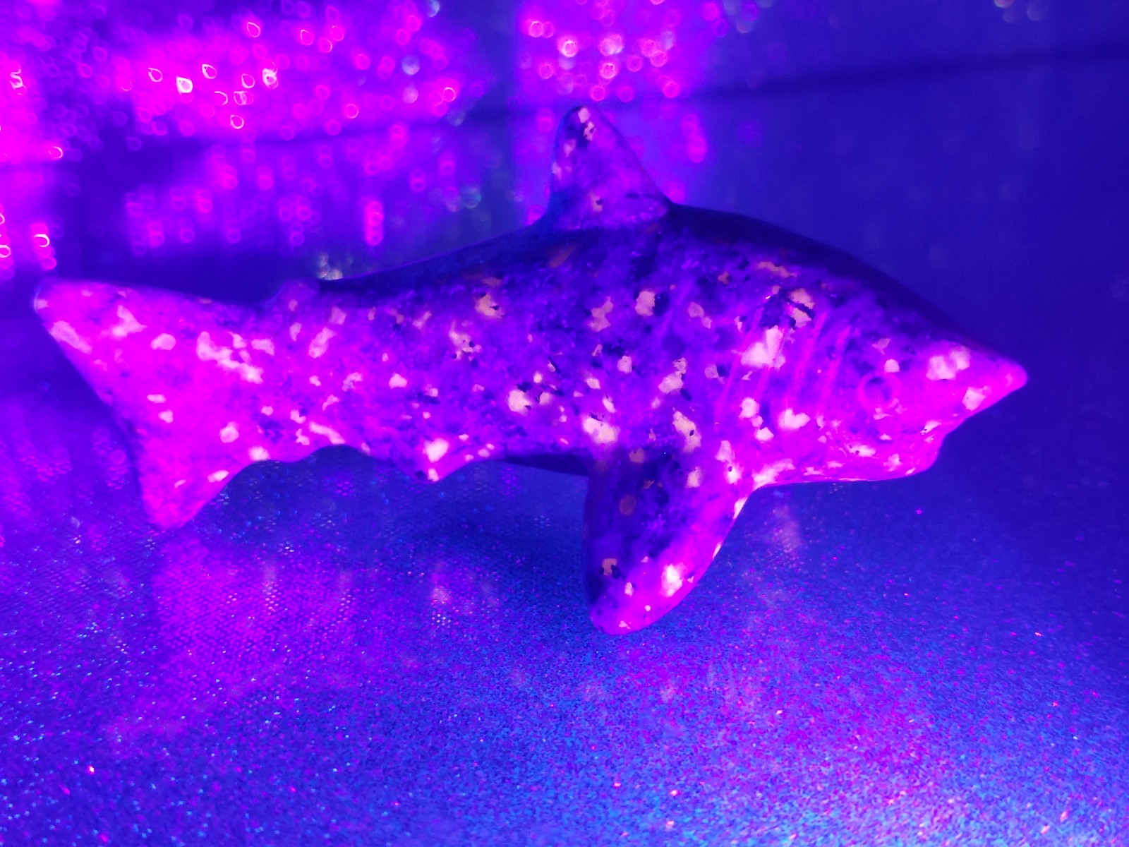 Yooperlite Shark Carving 57.4g 8cm UV Reactive – Glows Orange Under Light (