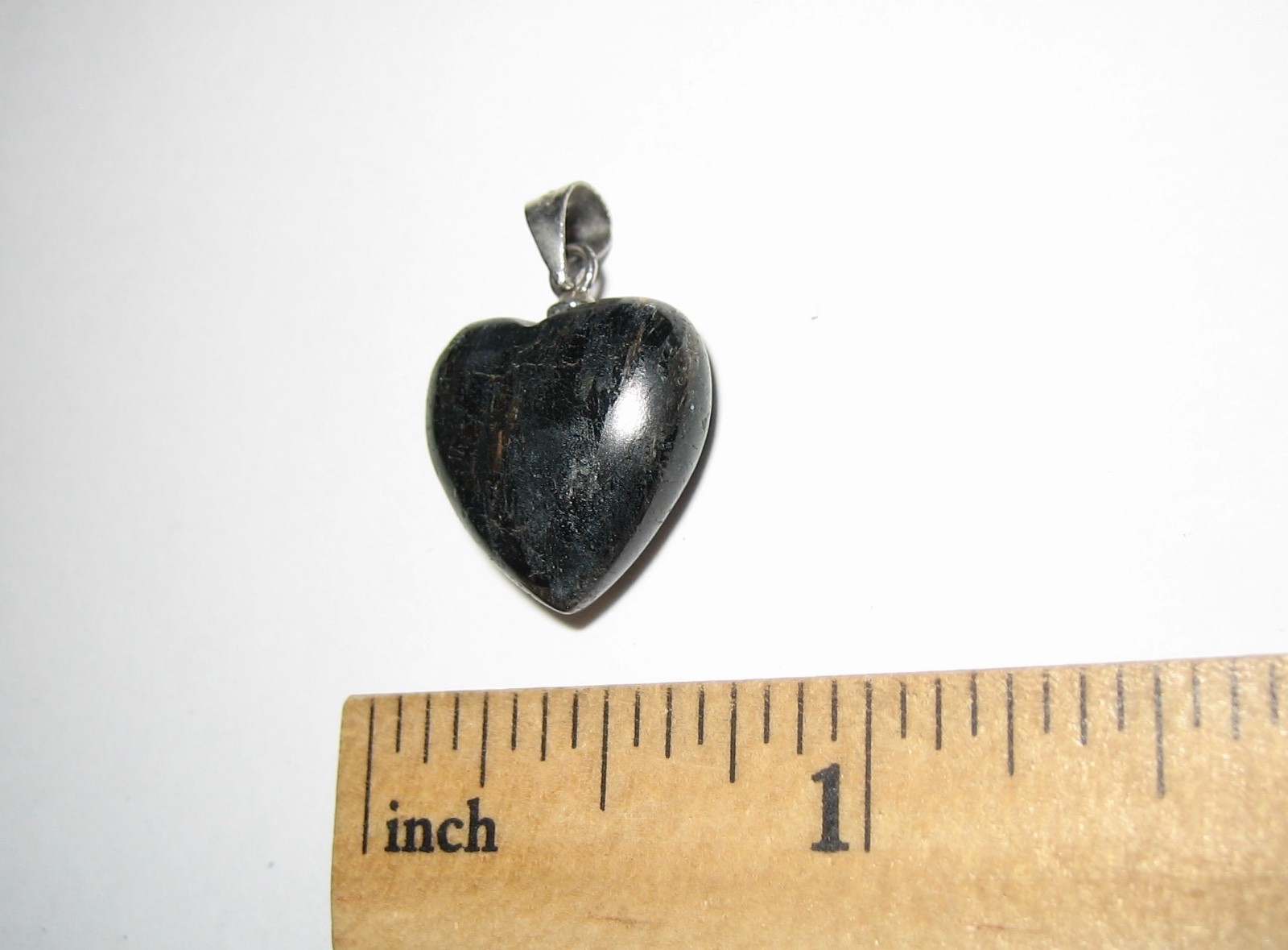15mm RARE! POLISHED NATURAL AUTHENTIC NUUMMITE STONE HEART PENDANT GREENLAND *3