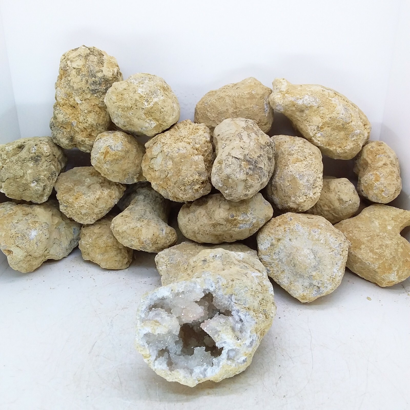 B5G1, Sugar Quartz Geode, uncracked, natural, #R-3376
