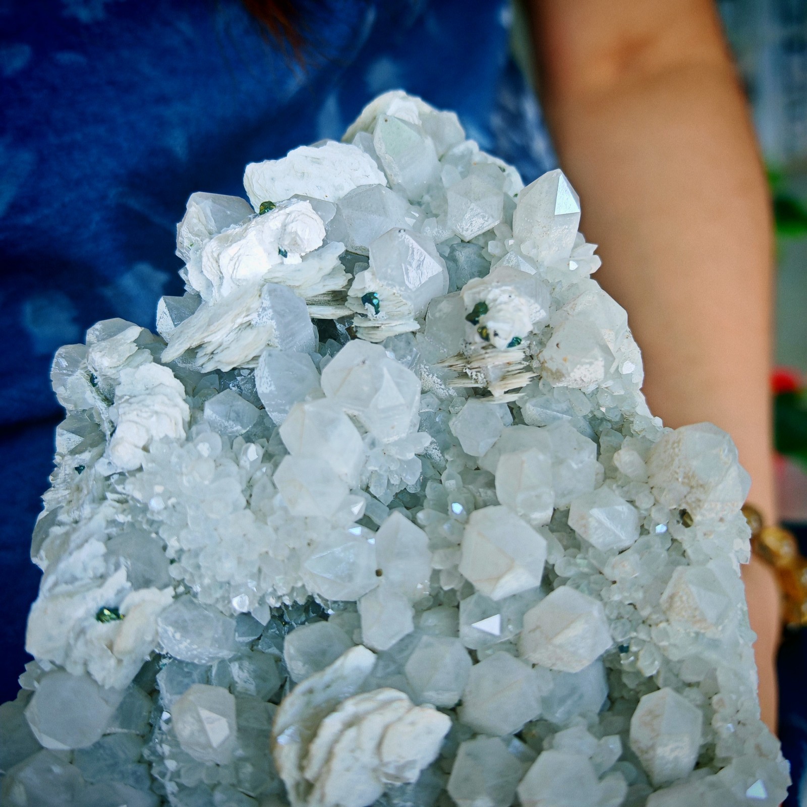 2.42LB Natural mineral standard crystal 1.1kg