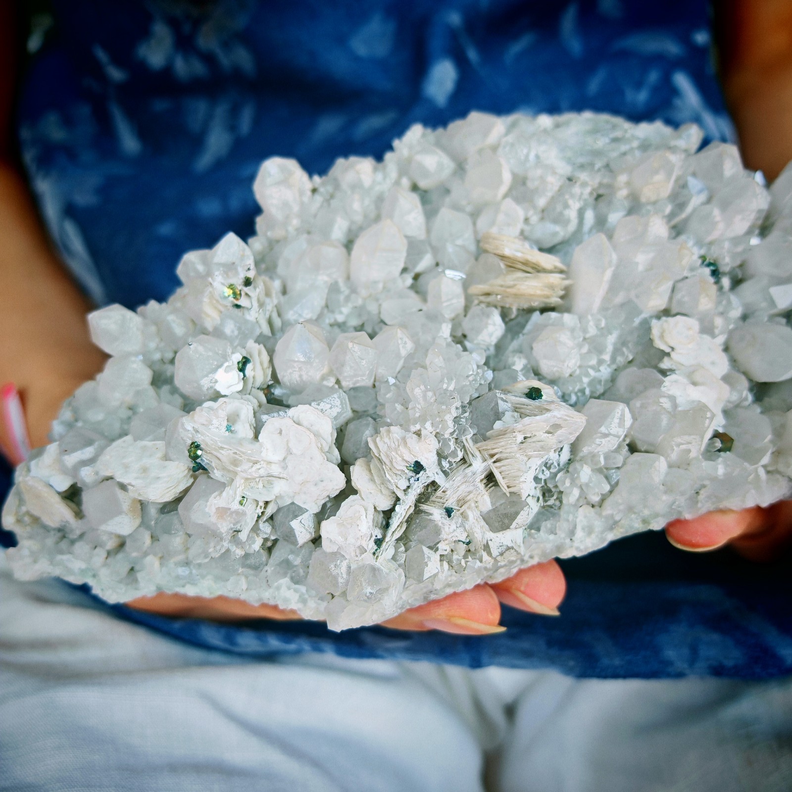 2.42LB Natural mineral standard crystal 1.1kg
