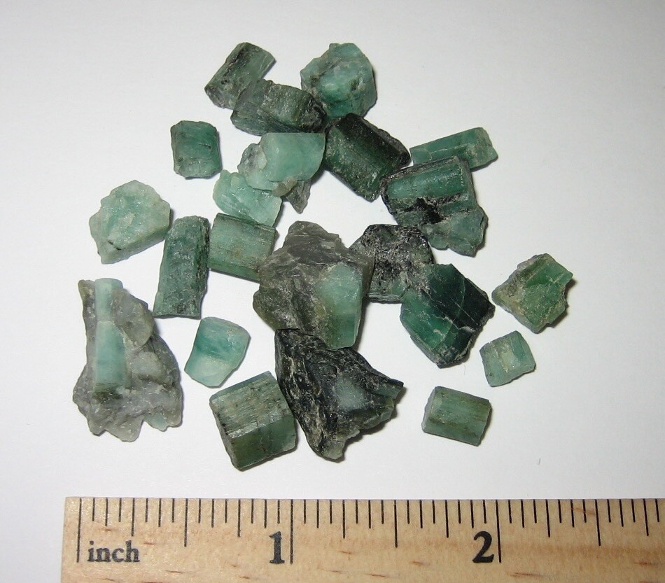 22 BEAUTIFUL NATURAL 0.2″- 0.5″ EMERALD GREEN BERYL CRYSTALS BRAZIL 22.4grams *A