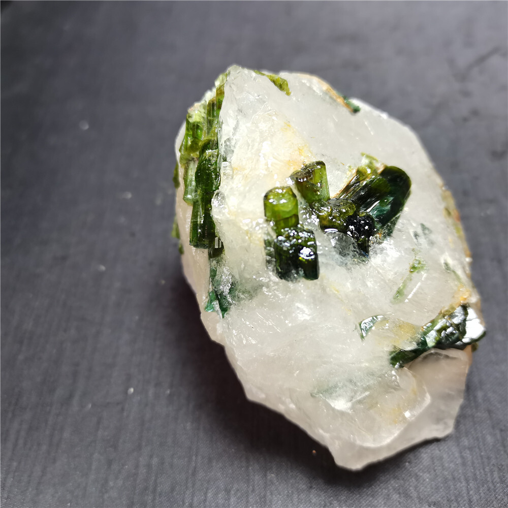 TOP 439 G Natural GreenTourmaline on Quartz Specimens Y14