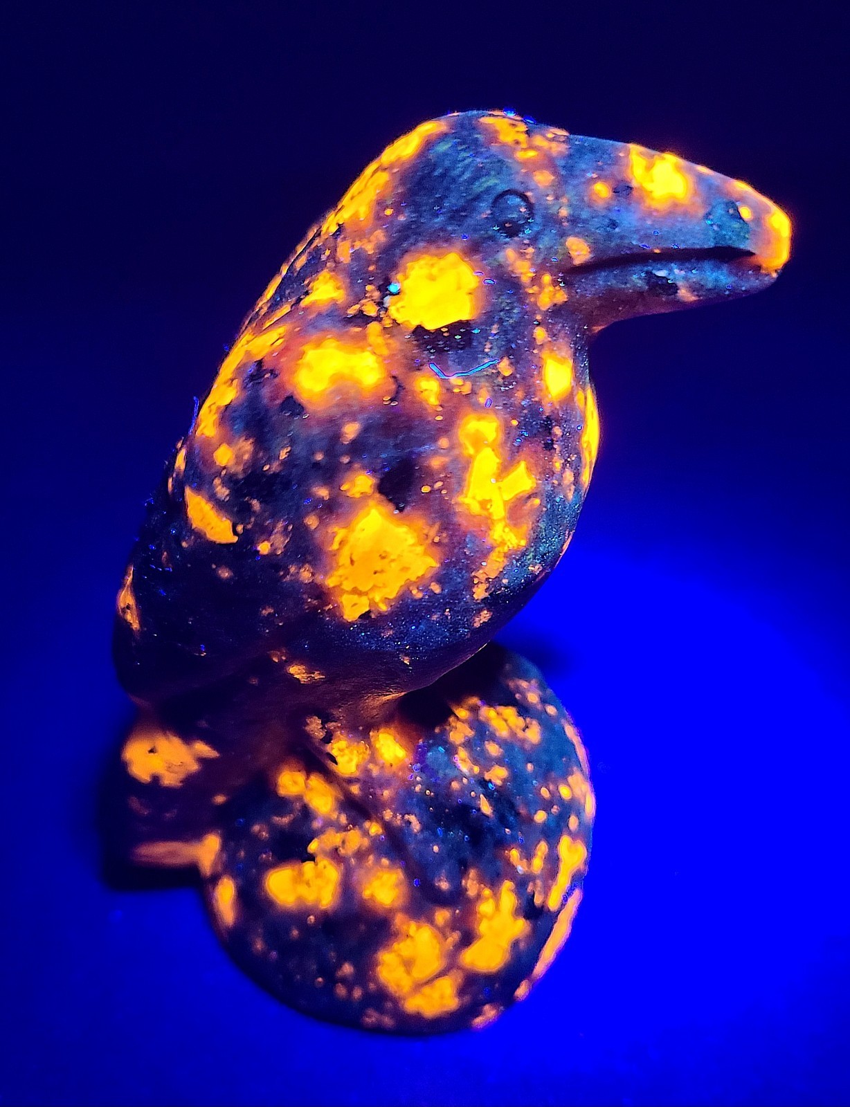 3.3″ 199g UV Reactive Yooperlite Crow Raven Crystal Stone Carving Statue Wicca
