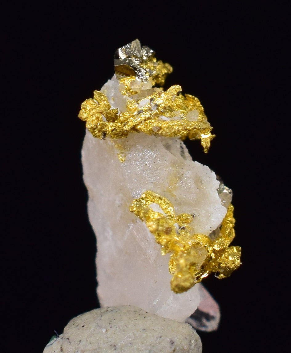 0.6cm UNIQUE NATIVE GOLD INCAS PYRITE PERU QUARTZ THUMBNAIL CRYSTAL LB125