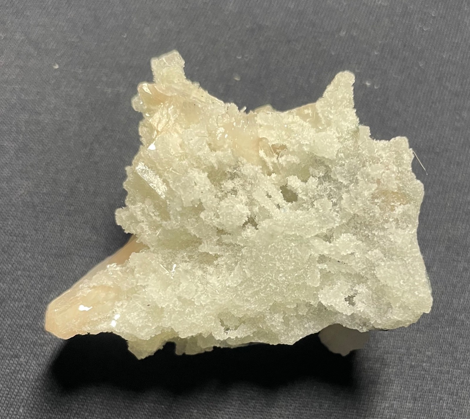 Natural stilbite in lustrous arogonite crystal mineral stone 43 gr 4.45.5×4 cm