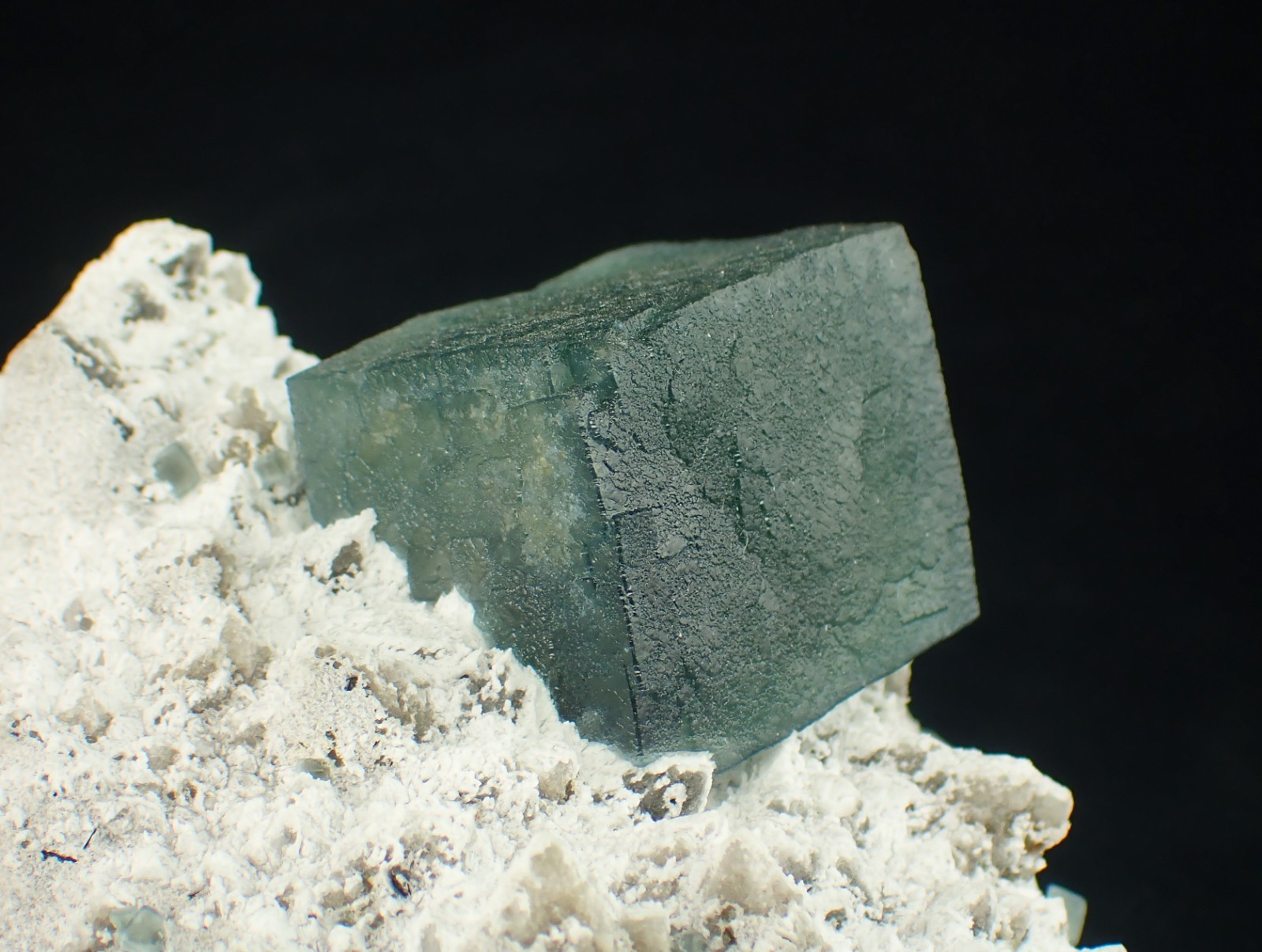 fluorescent FLUORITE crystal on matrix 8,5 x 6,5 x 5,3 cm from CHINA 12688