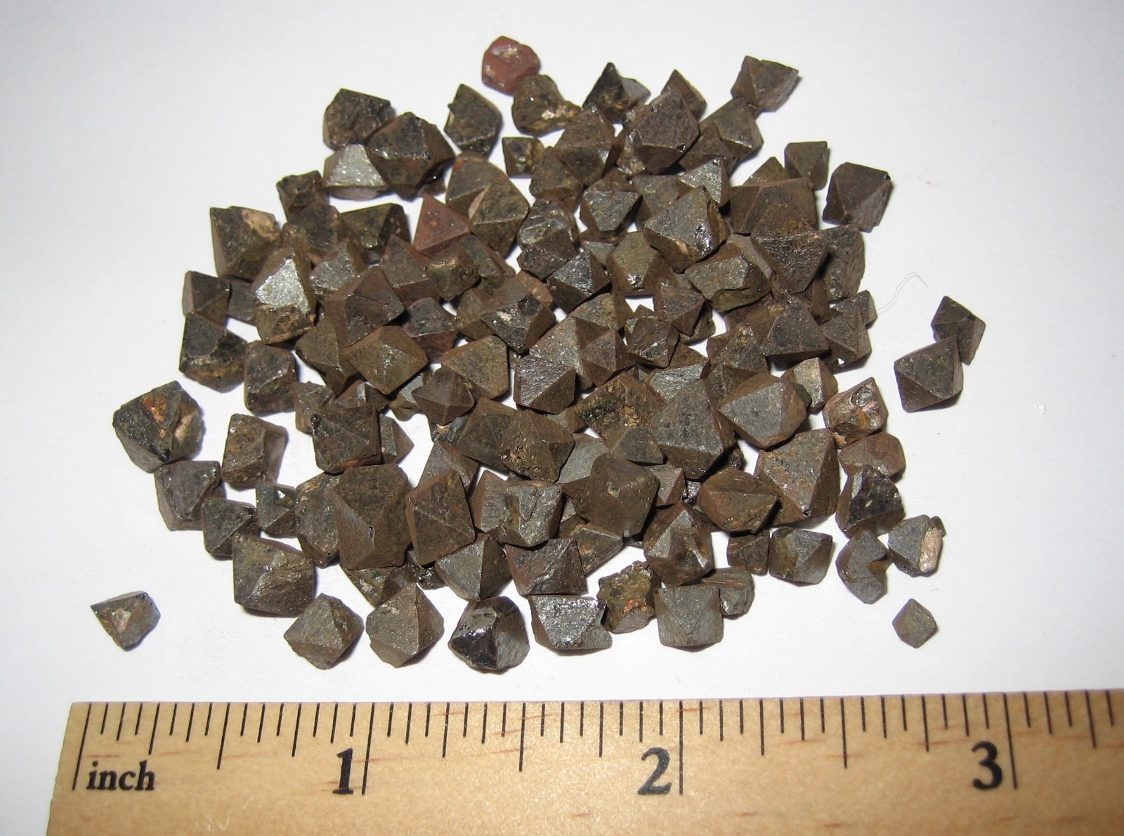 PILE TINY NATURAL ROUGH 0.2″- 0.3″ MAGNETITE CRYSTAL MINERALS FROM BRAZIL 58g *2