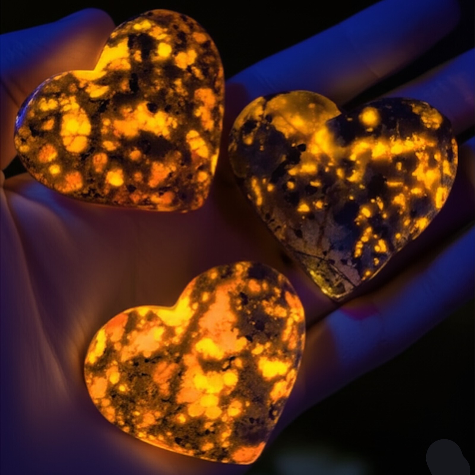 Natural Yooperlite Heart Shape UV Fluorescent Glowing Emberlite Fire Rock Stone