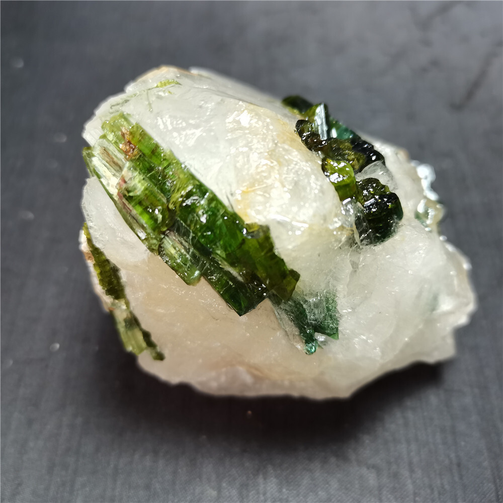TOP 439 G Natural GreenTourmaline on Quartz Specimens Y14