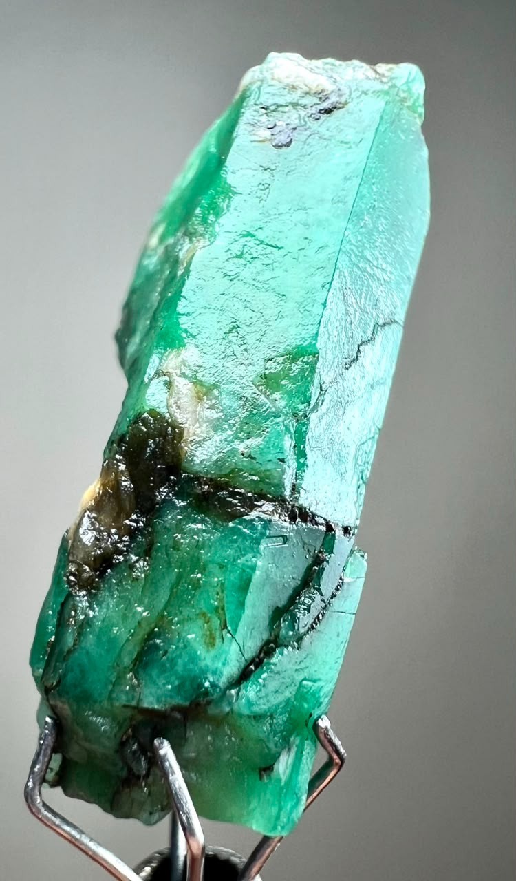 10CT, Natural Top Green Emerald Long Crystal From Panjshir Afghanistan